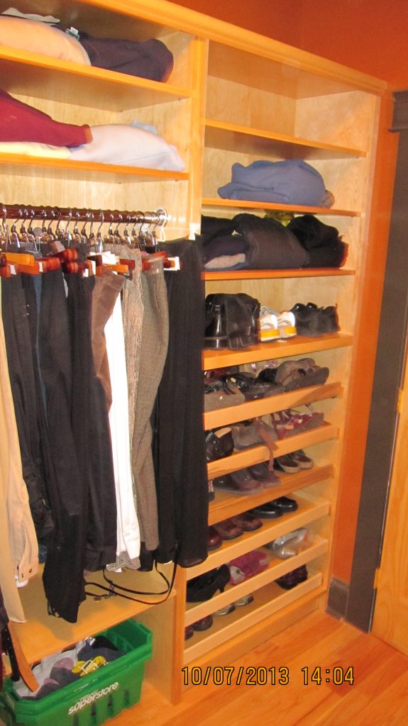 Closet with pull-out shoes