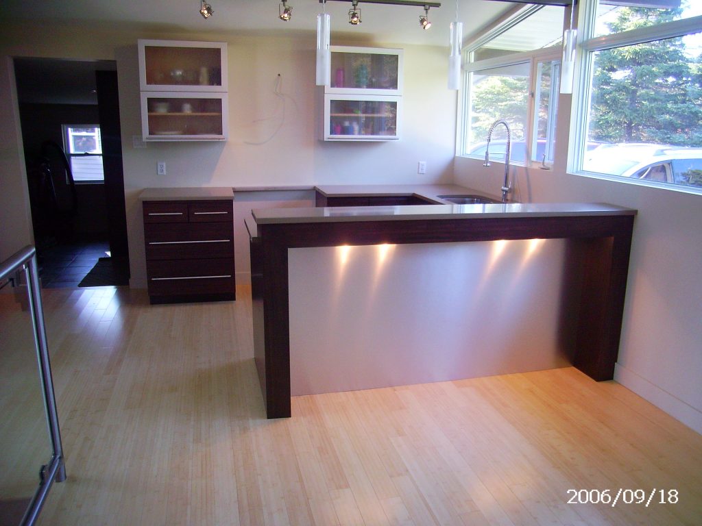 Open concept kitchen in Zebra wood and Aluminum