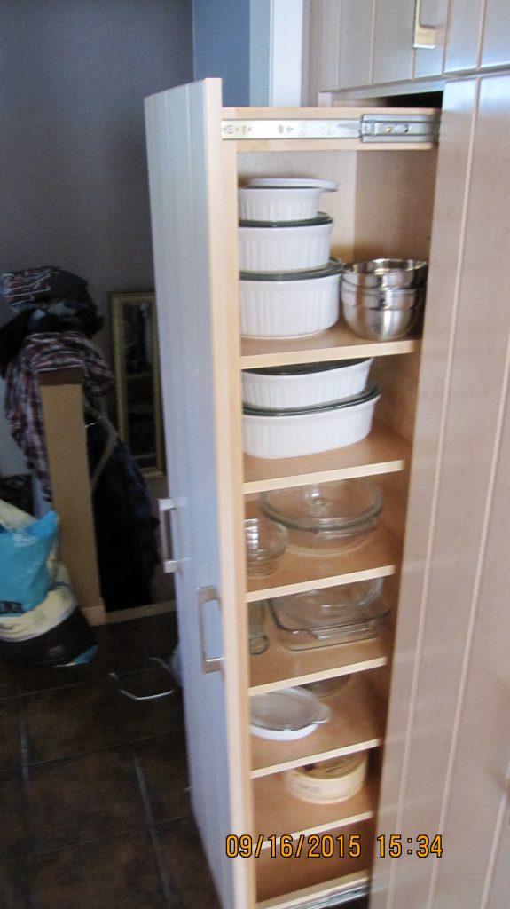 Pull-out shelving rack